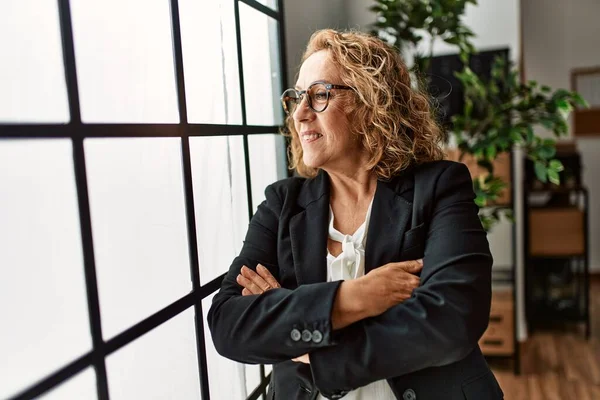 Kaukasische Geschäftsfrau Mittleren Alters Lächelt Glücklich Mit Verschränkten Armen Büro — Stockfoto