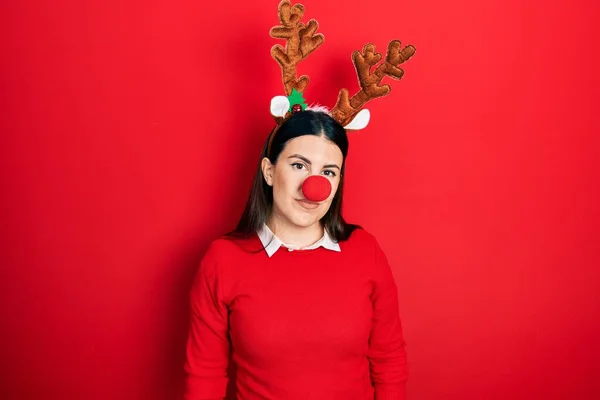 Ung Latinamerikansk Kvinna Bär Rådjur Jul Hatt Och Röd Näsa — Stockfoto