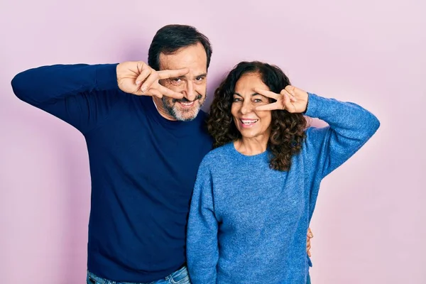 Medelålders Par Latinamerikansk Kvinna Och Man Kramas Och Står Tillsammans — Stockfoto