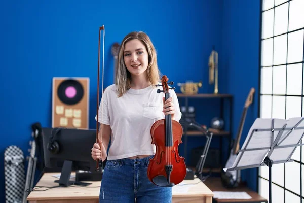 Young Woman Musician Holding Violin Music Studio — Fotografia de Stock