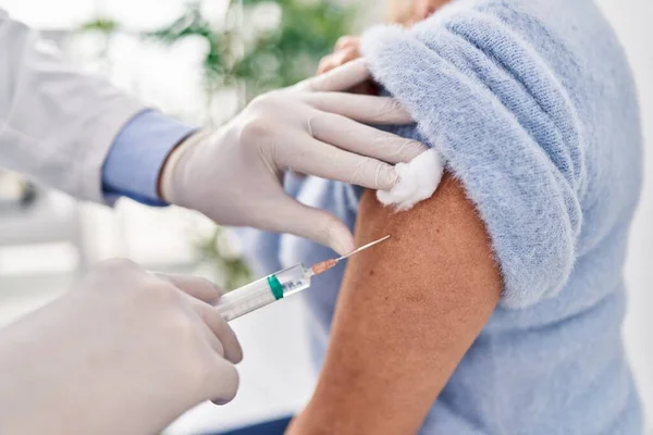 Mann Und Frau Mittleren Alters Impfen Patientin Klinik — Stockfoto