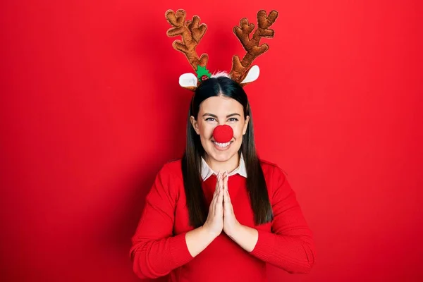 Jovem Hispânica Usando Chapéu Natal Veado Nariz Vermelho Rezando Com — Fotografia de Stock