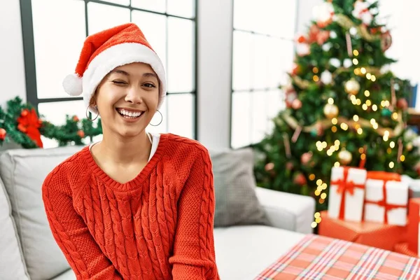 Mujer Hispana Joven Con Pelo Corto Con Sombrero Navidad Sentado — Foto de Stock