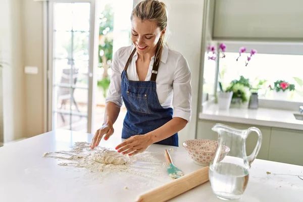 Gülümseyen Genç Sarışın Kadın Mutfakta Elleriyle Pizza Hamuru Yapıyor — Stok fotoğraf