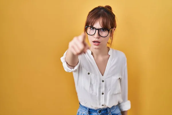 Jovem Mulher Bonita Vestindo Camisa Casual Sobre Fundo Amarelo Apontando — Fotografia de Stock