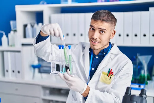 Joven Científico Hispano Sosteniendo Tubos Ensayo Laboratorio —  Fotos de Stock