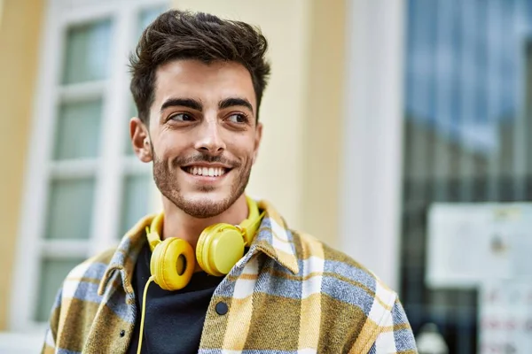 Knappe Spaanse Man Glimlacht Vrolijk Vol Vertrouwen Naar Stad Met — Stockfoto