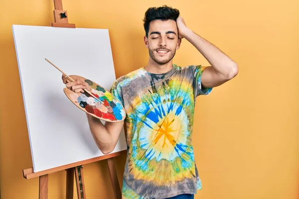 Joven Hombre Hispano Pie Dibujando Con Paleta Por Pintor Caballete —  Fotos de Stock