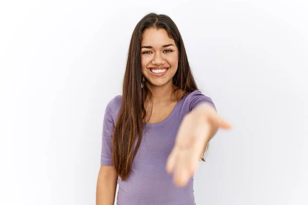 Young Brunette Woman Standing Isolated Background Smiling Friendly Offering Handshake — Stockfoto