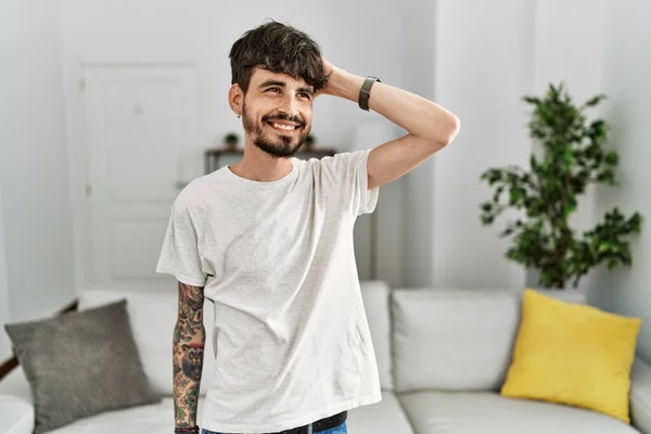 Homem Hispânico Com Barba Sala Estar Casa Sorrindo Confiante Tocando — Fotografia de Stock