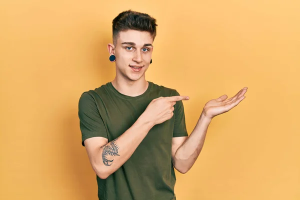 Jonge Blanke Jongen Met Oorverwijding Casual Groen Shirt Verbaasd Glimlachend — Stockfoto