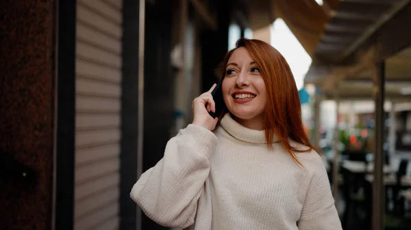 Mujer Pelirroja Joven Sonriendo Confiado Hablando Teléfono Inteligente Calle — Foto de Stock