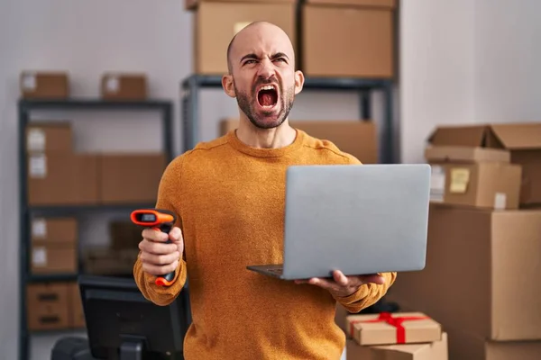 Young Bald Man Beard Working Small Business Ecommerce Laptop Angry — Stock fotografie