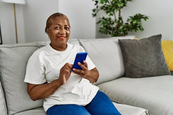 Senior Αφροαμερικανή Γυναίκα Χαμογελά Αυτοπεποίθηση Χρησιμοποιώντας Smartphone Στο Σπίτι — Φωτογραφία Αρχείου