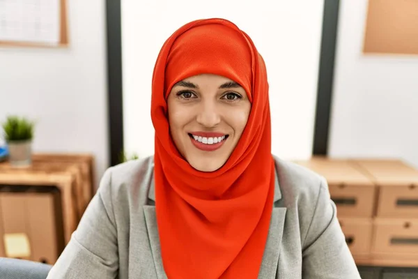 Young Woman Wearing Arabic Scarf Smiling Confident Office — Zdjęcie stockowe
