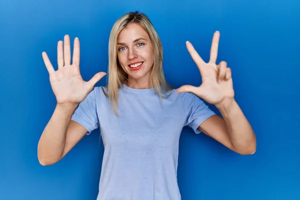 Beautiful Blonde Woman Wearing Casual Shirt Blue Background Showing Pointing — Stockfoto