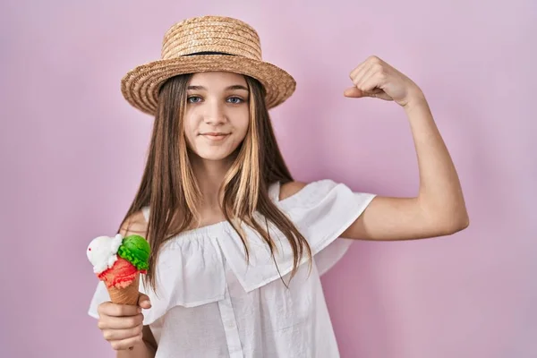 十代の女の子保持アイスクリーム強い人ショー腕の筋肉 自信と力の誇り — ストック写真