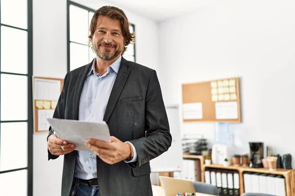 Hombre Caucásico Mediana Edad Sonriendo Documento Lectura Segura Oficina —  Fotos de Stock