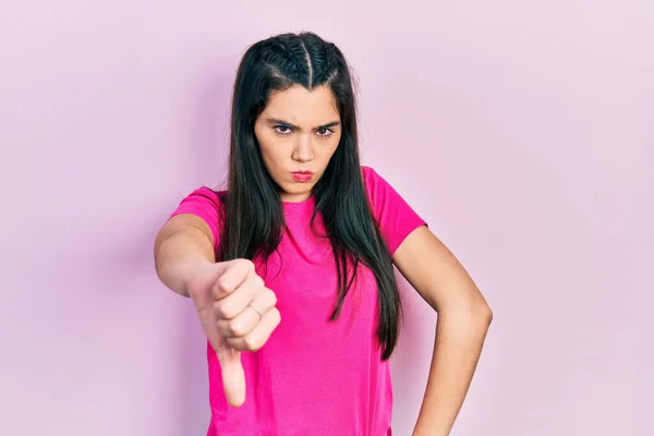 Chica Hispana Joven Que Usa Una Camiseta Rosa Casual Que — Foto de Stock