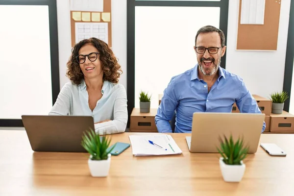 Medelålders Latinamerikanska Kvinna Och Man Sitter Med Laptop Kontoret Blinkar — Stockfoto