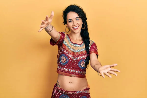 Junge Frau Bindi Und Bollywood Kleidung Die Die Kamera Lächelt — Stockfoto