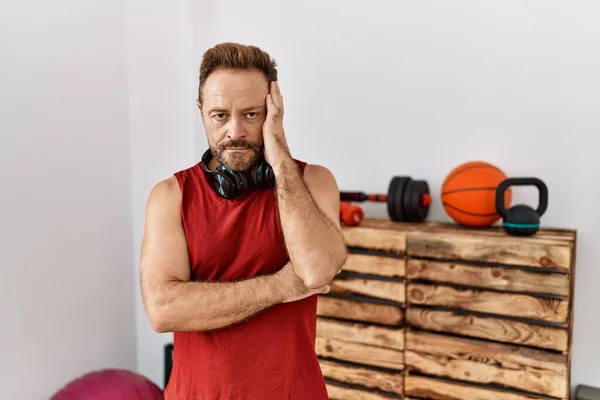 Middle Age Man Wearing Sportswear Headphones Gym Thinking Looking Tired — ストック写真