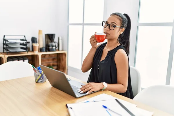 Mujer Latina Joven Bebiendo Café Trabajando Oficina —  Fotos de Stock