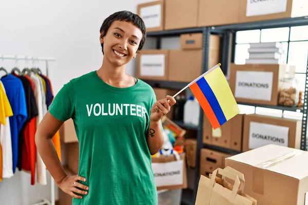 Young Hispanic Woman Wearing Volunteer Uniform Holding Colombia Flag Charity — Stok fotoğraf