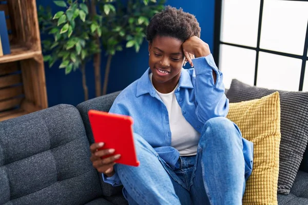 African American Γυναίκα Χρησιμοποιώντας Touchpad Κάθεται Στον Καναπέ Στο Σπίτι — Φωτογραφία Αρχείου