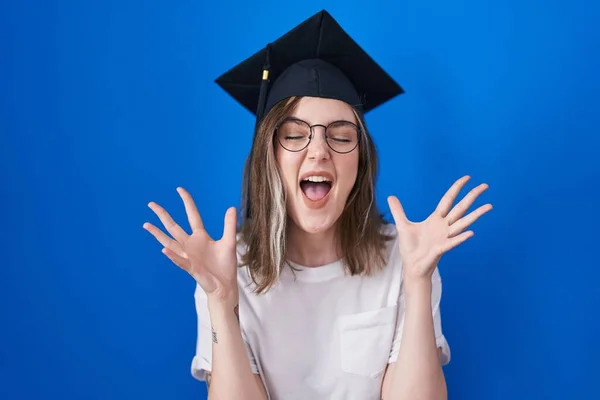 Blonde Caucasian Woman Wearing Graduation Cap Celebrating Mad Crazy Success — ストック写真