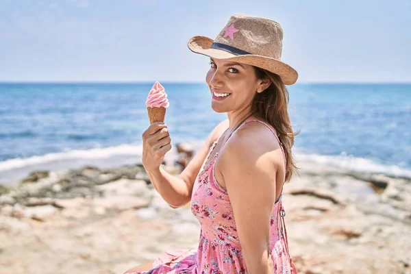 Brunette Vrouw Genieten Van Een Zomerse Dag Het Strand Eten — Stockfoto