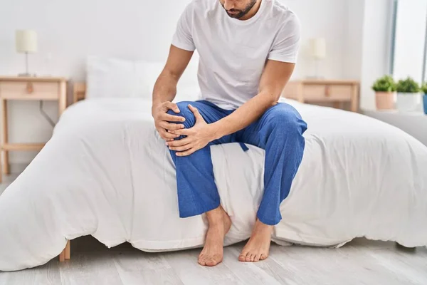 Jovem Árabe Homem Sofrendo Por Lesão Joelho Sentado Cama Quarto — Fotografia de Stock