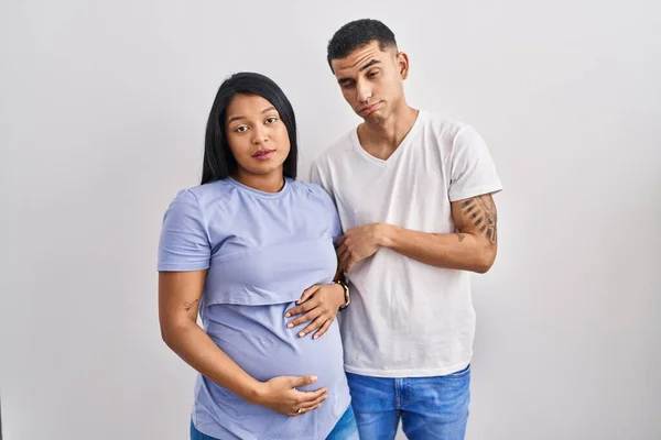 Junges Hispanisches Paar Erwartet Ein Baby Das Über Dem Hintergrund — Stockfoto