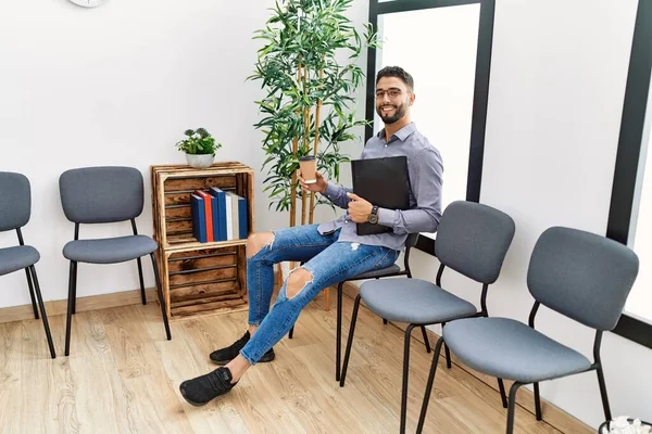 Ung Arabisk Man Dricker Kaffe Innehav Pärm Sitter Stol Väntrummet — Stockfoto
