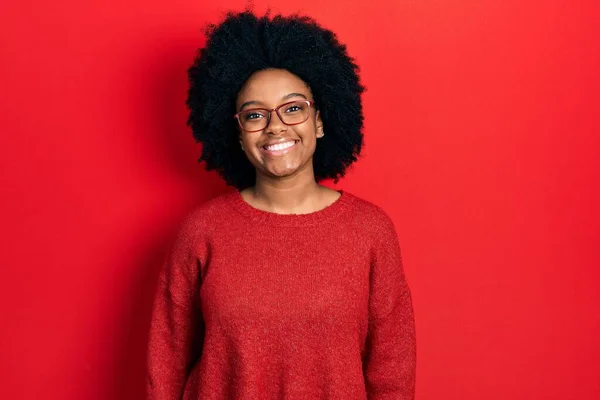 Молодая Африканская Американка Повседневной Одежде Очках Счастливой Прохладной Улыбкой Лице — стоковое фото