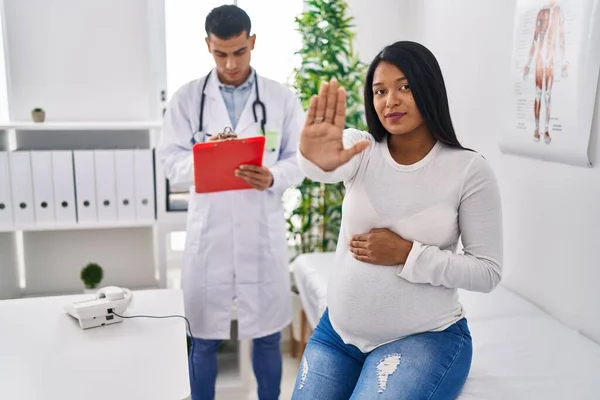 Junge Hispanische Mutter Erwartet Baby Mit Offener Hand Beim Arzt — Stockfoto