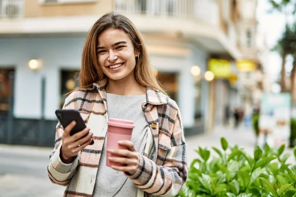 Jovem Loira Sorrindo Confiante Usando Smartphone Segurando Café Rua — Fotografia de Stock