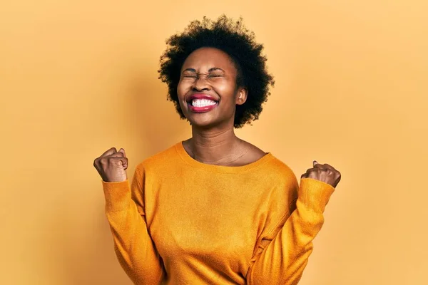 Ung Afrikansk Amerikansk Kvinna Bär Casual Kläder Mycket Glad Och — Stockfoto
