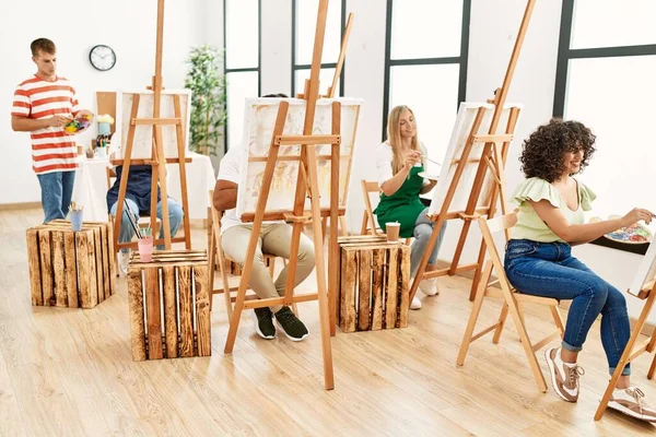 Grupo Pessoas Sorrindo Desenho Feliz Estúdio Arte — Fotografia de Stock