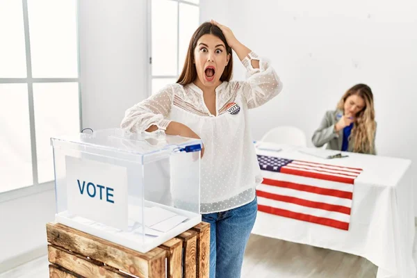 Mladá Brunetka Žena Hlasování Uvedení Obálky Hlasovací Urně Zdůraznil Frustrovaný — Stock fotografie