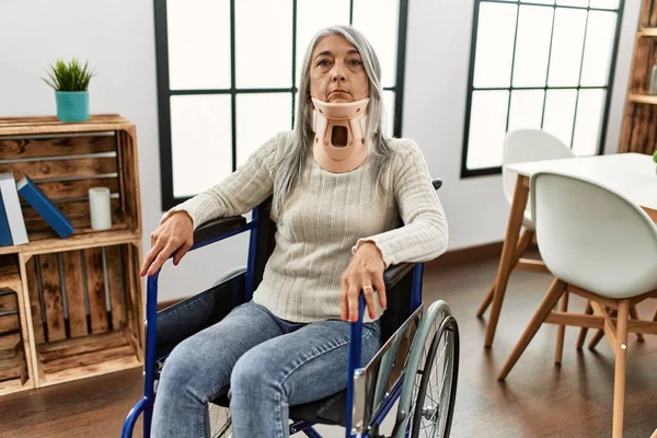 Grauhaarige Frau Mittleren Alters Sitzt Rollstuhl Mit Kragen Hause Denkt — Stockfoto