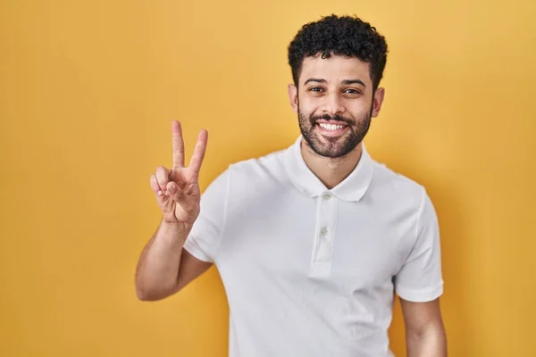 Arabische Man Die Een Gele Achtergrond Staat Glimlachen Naar Camera — Stockfoto
