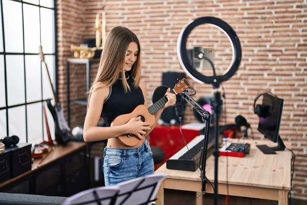 Adorable Chica Músico Teniendo Ukelele Clase Línea Estudio Música — Foto de Stock