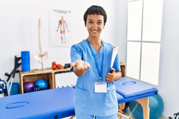 Mulher Hispânica Jovem Com Cabelo Curto Trabalhando Clínica Recuperação Dor — Fotografia de Stock