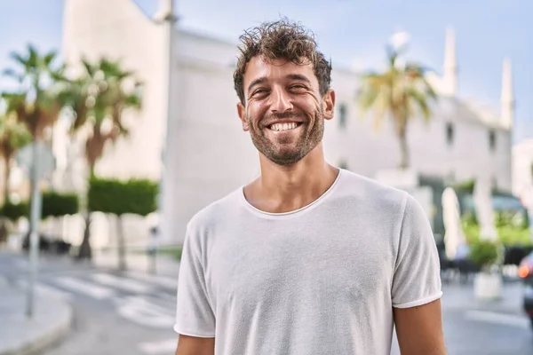Jovem Hispânico Sorrindo Confiante Andando Rua — Fotografia de Stock