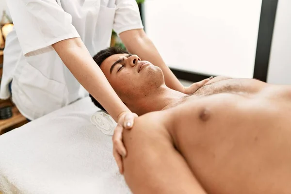 Young Hispanic Man Relaxed Having Shoulders Massage Beauty Center — стоковое фото