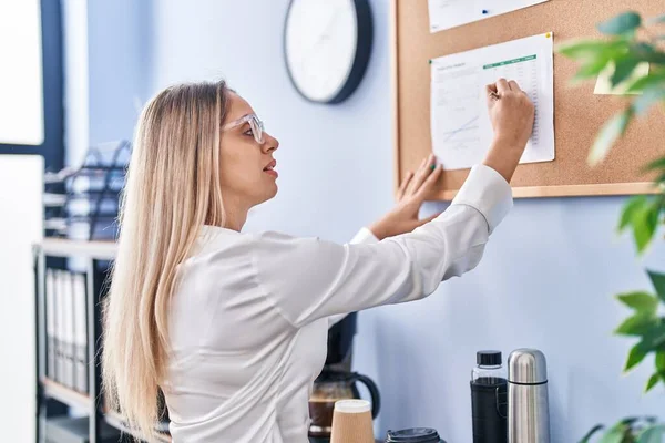 Young Woman Business Worker Writing Cork Board Office — Stock Photo, Image