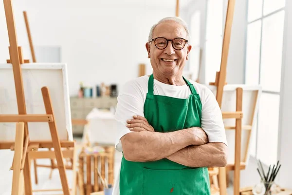 Starší Šedovlasý Umělec Šťastně Usmívá Když Stojí Zkříženýma Rukama Uměleckém — Stock fotografie