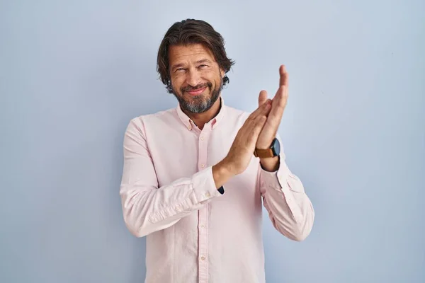 Bonito Homem Meia Idade Vestindo Elegante Camisa Fundo Batendo Palmas — Fotografia de Stock