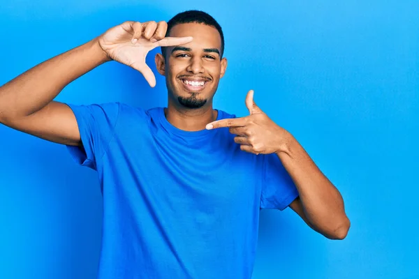 Junger Afrikanisch Amerikanischer Mann Lässigem Blauem Shirt Der Lächelnd Mit — Stockfoto